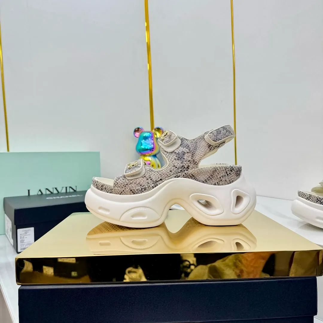 👟👟Ex-factory price 680👟👟 Top version... Chanel｜Chanel Xiaoxiang Velcro Beach Slippers Slippers Casual Beach Shoes 25ss Spring and Summer New Style! Beach shoes are a hit all over the internet! The latest model from the counter, I am still willing to buy it on my feet. It must be ranked among the most popular models. It is invincible in all seasons. Various bloggers and Internet celebrities can see the matching styles. Highly recommended. Pearlescent sheepskin upper, sheepskin lining, suede for feet. Original open-molded TPU outsole size: 35-40 (customized for 40 and 41). Full set of original packaging 👉 👉 👉 👉 👉